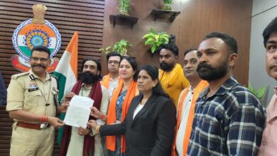 आपत्तिजनक मूर्ति बैठने में समिति और मूर्तिकार के ऊपर तत्काल कार्यवाही को लेकर सर्व हिन्दू समाज ने जिला प्रशासन को सौपा ज्ञापन……