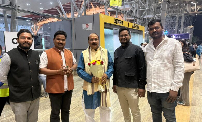 रायपुर एयरपोर्ट पर डॉ. राकेश मिश्र का भव्य स्वागत, छत्तीसगढ़ में बॉक्सिंग के विकास पर हुआ संवाद रायपुर एयरपोर्ट पर डॉ. राकेश मिश्र का भव्य स्वागत, छत्तीसगढ़ में बॉक्सिंग के विकास पर हुआ संवाद